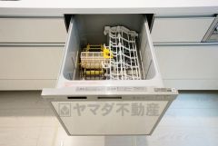 食事の後の手間を解消する食器洗い乾燥機付。冬場の洗い物で手荒れの悩みもなくなります。手洗いよりも節約できて便利。