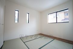 同仕様写真。あると嬉しい1階の一部屋。お子様のお昼寝スペースや客間、お友達やご親戚のお泊り部屋としても使えます。