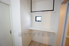 洗面所にカウンター付き。洗濯物を畳むのに便利です＾＾