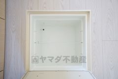キッチンにある床下収納は、居住スペースを減らさずに買い置きの調味料や非常食などを保管することができます。