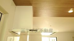 お手入れが簡単なスリム型レンジフードです。調理により発生する油煙や臭いを吸い込み、屋外へ排気してくれます。