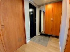 シューズボックスは全身鏡付きで、お出かけ前にコーディネートのチェックが出来ますね。