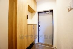 たっぷり収納できるシューズボックスです。家族全員の靴がきれいに整頓できます。棚の上にお花や写真を飾っても良いですね。