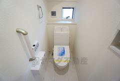 同仕様写真。温水洗浄機付トイレです。節水機能もあるので、安心して使えますね。もちろん、1階2階の2ヶ所にトイレがあるので、忙しい朝にもゆとりができますね。