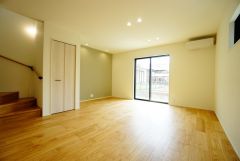 大きな掃き出し窓のあるリビングは、陽光あふれる明るい空間です。ゆったりと寛げる憩いの場となりそうです。
