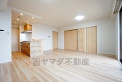 リビングは広々とした設計で、家族が集い、寛ぐ暮らしの空間を演出しています。思い思いの時間を過ごしたり、家族みんなで食事をしたり、素敵な団らんの場になりますね。