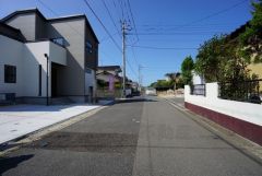 前面道路は広く、車同士がすれ違うスペースが十分にあります。落ち着いた住宅地内で快適な生活を実現してみませんか＾＾
