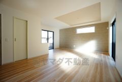 大きな掃き出し窓のあるリビングは、陽光あふれる明るい空間です。ゆったりと寛げる憩いの場となりそうです。