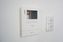 防犯性、セキュリティ対策に安心できるテレビモニター付きインターフォンです。セールスマン対策にもなり安心できます。