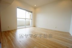 木目調のシンプルデザインで落ち着きと安らぎの空間に仕上げています。各部屋に収納が完備されているので、お荷物が増えても安心の設計です。