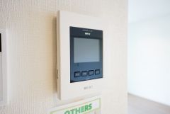 防犯性、セキュリティ対策に安心できるテレビモニター付きインターフォンです。セールスマン対策にもなり安心できます。