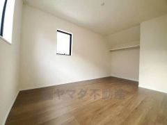 オープンクローゼットは、扉の開閉動作がないので荷物の出し入れがスムーズになります。衣類を綺麗にまとめておしゃれにまとめれば、お部屋のアクセントにもなります＾＾