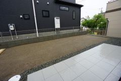 お子様と公園に行けない日も、のびのびお庭で遊べるのがうれしいですね。ガーデニングやお子様のプールなど大活躍です＾＾