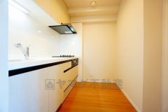 部屋の端に位置する壁付けキッチンは、デッドスペースができにくく、リビング・ダイニングを無駄なく広く活用できます。