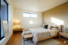 家具はイメージです。寛ぎの時間を紡ぎだす主寝室は、大型ベッドを置いても余裕の広さを確保しています。