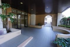 エントランスは道路から奥まった位置にあり、防犯性に配慮した動線となっています。落ち着いた雰囲気のアプローチが魅力です＾＾