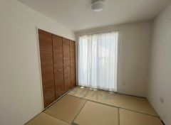 リビングからの続き間として和室をご用意しました。普段はリビングとつなげて開放的なスペースとして、来客時には客間としてお使いいただけます。