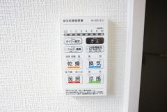 雨の日の洗濯も安心できる浴室暖房乾燥機付き浴室。リモコンで操作もボタン1つで簡単。