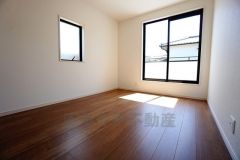 同仕様写真。主寝室としてお使いいただけそうなこちらのお部屋は、日当たりが良く、爽やかな風を感じて起きる朝は、快適生活の始まりに。