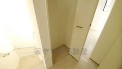 2階の廊下にも収納を確保。各居室に入りきれなかった荷物や、2階で使用する日用品のストック置き場に便利です。