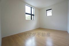 2面採光を確保した明るい室内は、風通しも良く、大変居心地の良い空間となっております。爽やかな風を感じて起きる朝は、快適生活の始まりに。