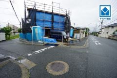 現地（2025年6月10日）撮影。 前面道路は広く、車同士がすれ違うスペースが十分にあります。落ち着いた住宅地内で快適な生活を実現してみませんか＾＾