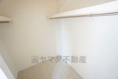 季節物の衣類もスッキリ収納できるウォークインクローゼット。クローゼット内で洋服のコーディネートから着替えまで中で出来るので、部屋が散らかりにくいです。