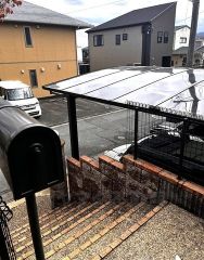 重厚感のあるレンガ調アプローチが印象的な玄関。カーポート付きで雨の日の出入りもスムーズに行え、機能性とデザイン性を兼ね備えた空間です。
