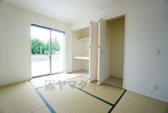 リビングからの続き間として和室をご用意しました。普段はリビングとつなげて開放的なスペースとして、来客時には客間としてお使いいただけます。