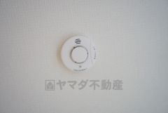 火災発生をいち早く知らせてくれる火災報知器は標準装備です。