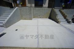 駐車スペースはゆとりある2台分を確保。マイカー用に、お客さま用に、余裕を持ってご利用いただけます。