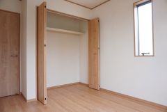 同仕様写真。住む人のこだわりを活かす洋室。日当たりがよく、寝室としての利用もおすすめ。広めのクローゼットには荷物をすっきり片付けられ、ゆとりのある暮らしが出来ます＾＾