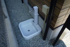 あると便利な外水栓。庭や駐車場まわりの掃除、洗車、アウトドア用品の洗浄が家の中を汚さずに行え、日常の手間を大幅に減らせる便利な設備です。