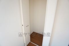 同仕様写真。物が散らかりやすいリビングに収納スペースを確保。書類や雑貨をひとまとめにできまるため、お部屋をすっきりさせることが出来ます。