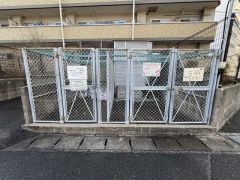 しっかりと扉の閉まるゴミ置き場。ゴミが散らかる心配もありません。
