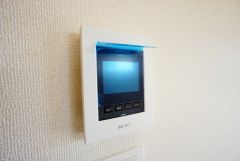 防犯はもちろん、セールスマン対策にもなるモニター付きインターホンです。お子さん1人での留守番時にも活躍しそうです。