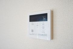 キッチン横からお湯張り、追い炊き、足し湯がボタン一つで楽々操作できる給湯機リモコンです。忙しい夕飯準備の時間帯に重宝しますね。