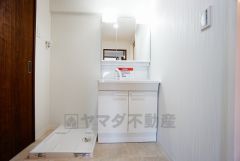 三面鏡つき洗面台。鏡裏にたっぷりとした収納スペースがあります。鏡を閉めてしまえば小物は見えないため、スッキリとした印象の洗面台にできます。