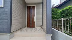 家の顔となる玄関扉がかっこいいと、たくさんの人を招き入れたくなりますね＾＾奥まって設置されており、雨にも濡れにくくなっています。