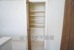 食品や飲料、調理器具を収納できるパントリー付き。週末に買いだめした食料を楽々収納できます。