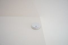 火災報知器が設置されていることで、火災の発生をいち早く感知し、就寝中や留守中でも素早く危険を知らせてくれるため、家族の安全を確保し被害を最小限に抑えられます。