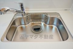 同仕様写真。広々としたステンレスシンクには、洗剤やスポンジを収納出来るラック付き。広さも確保しているので、大きなお鍋も洗いやすいです。