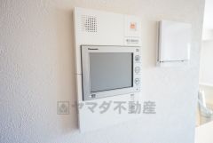 オートロックとモニター付きインターホン装備で女性やお子様も安心。充実のセキュリティで暮らしをサポートします。