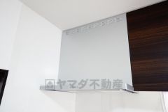 風量が弱・強と切替え可能なレンジフードが調理中の煙をしっかり吸い込みます。手元を照らすライト付きです。