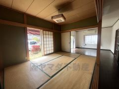 リビングからの続き間として和室をご用意しました。普段はリビングとつなげて開放的なスペースとして、来客時には客間としてお使いいただけます。