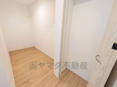 まとめ買いしてもこの収納量なら心配要らずのパントリー。調理家電や食品のストックをすっきりまとめられ、キッチン周りを広々使えます。