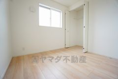 暖かい日差しが差し込む洋室。たっぷり収納できるクローゼット付きでお部屋の中をすっきりと快適に保てます。