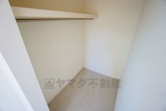 季節物の衣類もスッキリ収納できるウォークインクローゼット。
