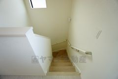 同仕様写真。小さなお子様やご高齢の方でも安心できる、手すり付き階段。段差も低めで設定されており、安全性にも優れています。