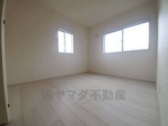 2面採光を確保した明るい室内は、風通しも良く、大変居心地の良い空間となっております。爽やかな風を感じて起きる朝は、快適生活の始まりに。